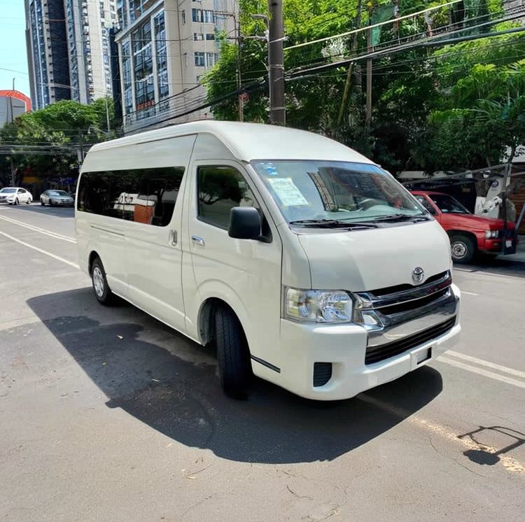Van con aire acondicionado para traslados y tours