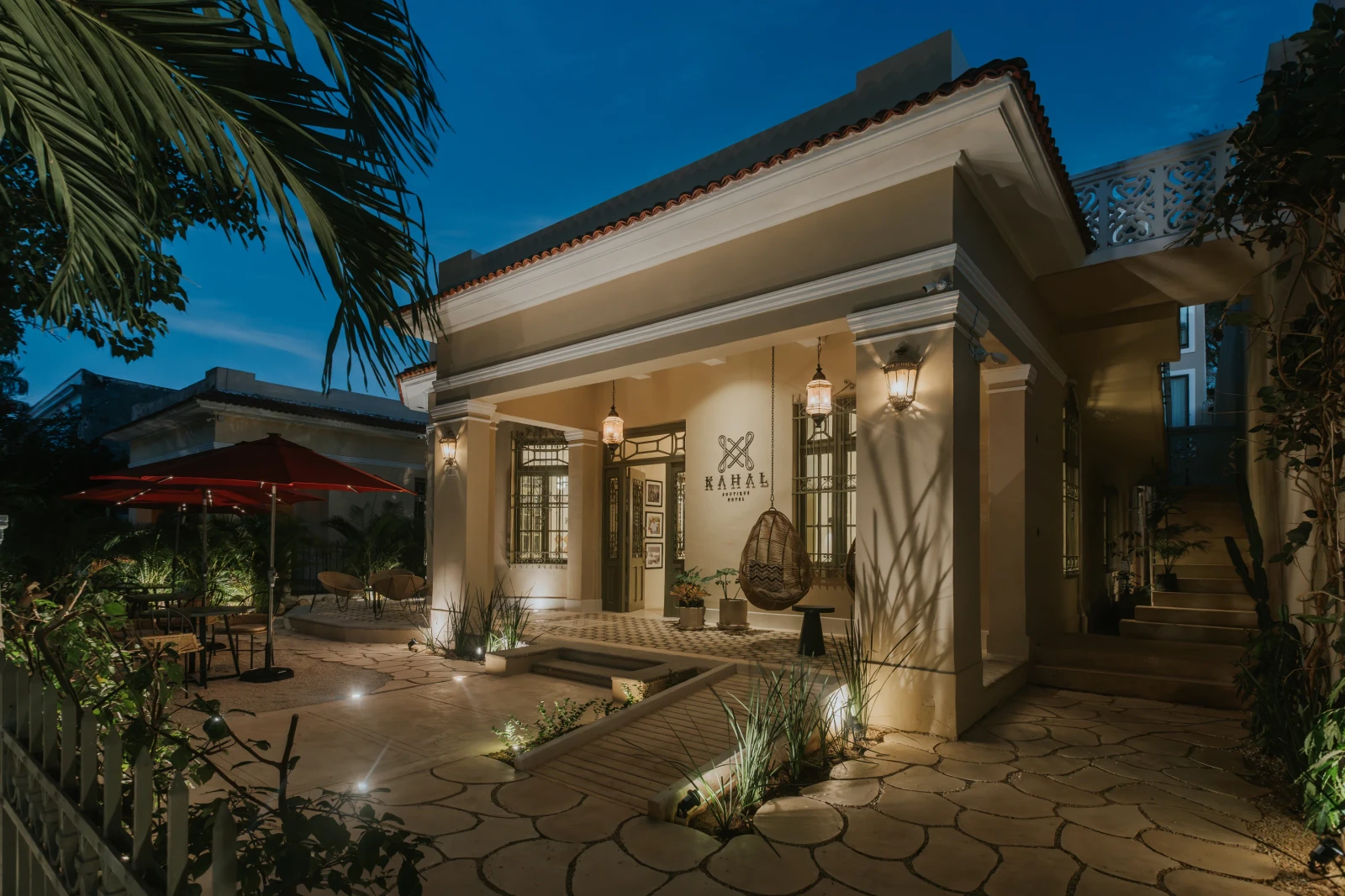 Fachada del hotel boutique Kahal al anochecer, sobre Paseo de Montejo