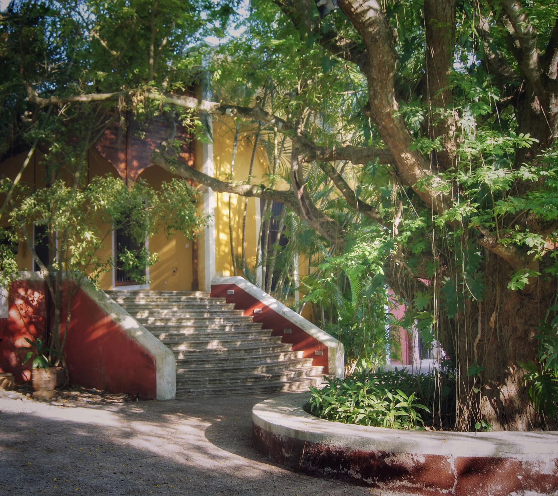 Terraza empedrada de la hacienda con áreas de estar