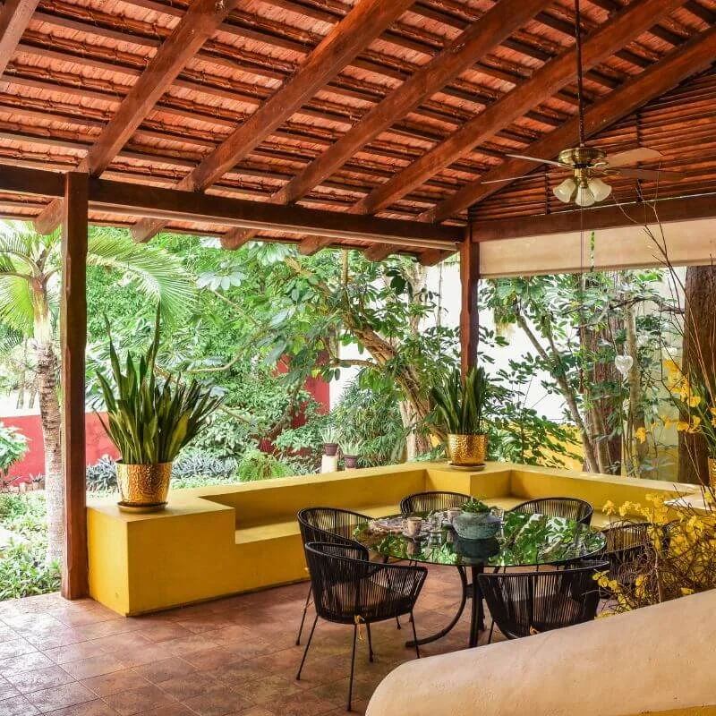 Terraza morisca de arcos amarillos rodeada de vegetación