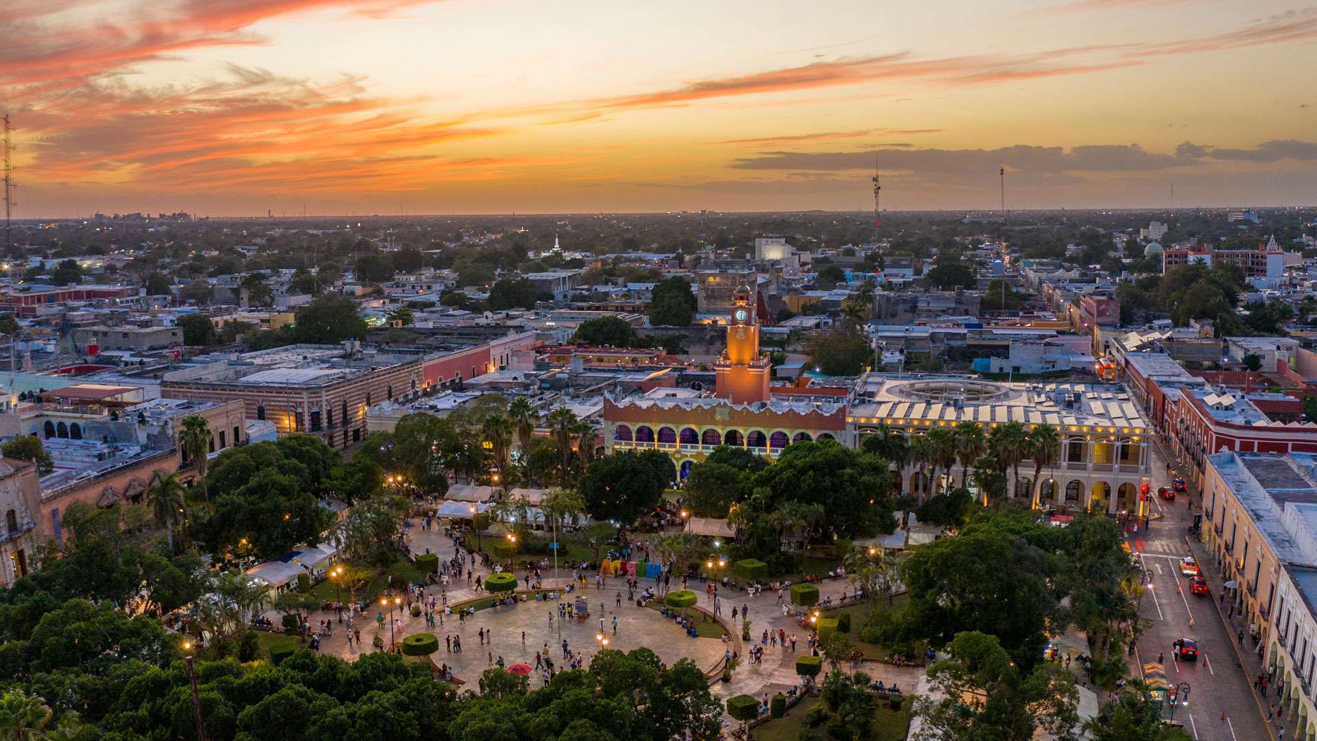 Vista aérea del centro de Mérida al atardecer
